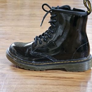 DR. MARTENS 1460 JUNIOR PATENT LEATHER LACE UP BOOTS